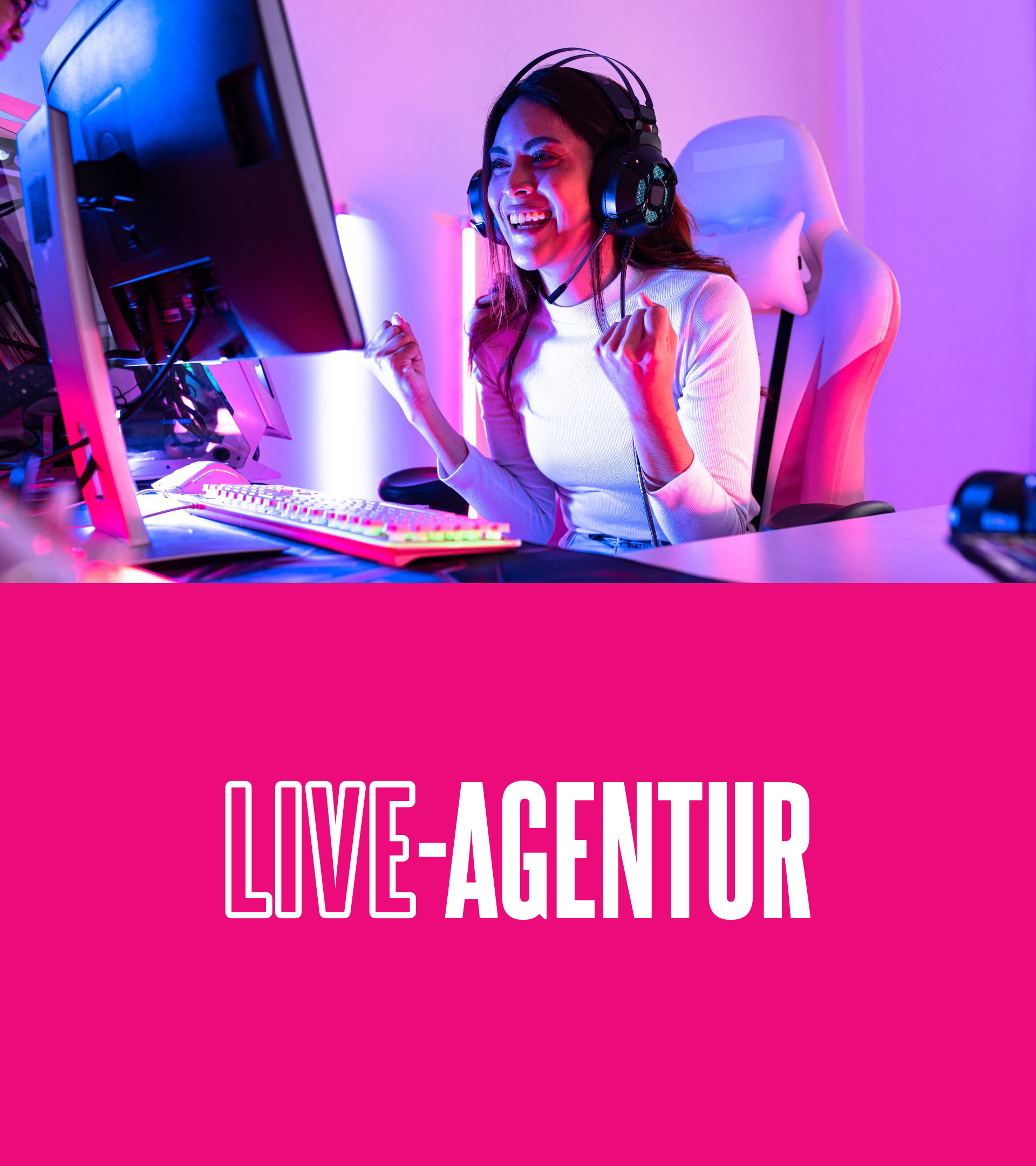 Frau, Jubbelnd sitzend vor Gaming Setup. Gewinnt im Live Stream. Beispiel Bild Live-Agentur