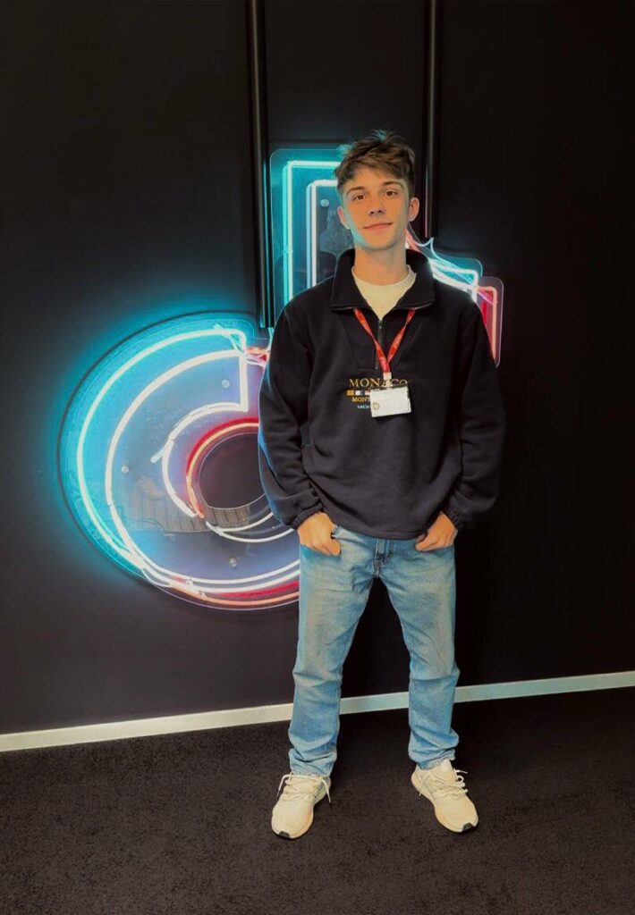 Samuel Ploschke, steht vor TikTok Logo, Creator Network Manager , Co-Founder